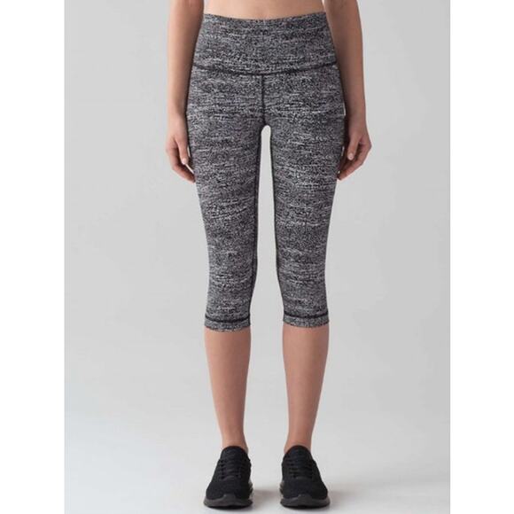 Lululemon Wunder Under HR 1/2 Tight Size 6 Full On Luxtreme 17" Air Time Black - Picture 1 of 11